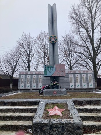 Памятник  в с.Николо-Варваринка.
